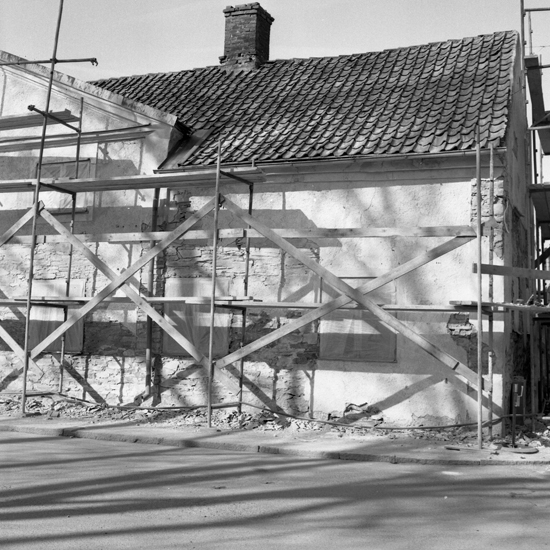 Kv. Kristina 2, Norra Järnvägsgatan / Linnégatan, Växjö. Omputsning av fasaden, april 1965.