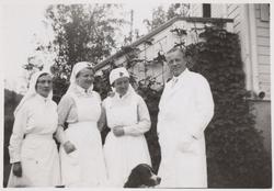 Tre sykesøstre og dr. Brochmann utenfor Gullhaugen. Hodet på