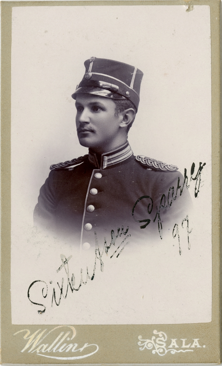 Porträtt av Sixten Knut Benjamin Axelsson Sparre, underlöjtnant vid Västmanlands regemente I 18.

Se även bild AMA.0008560, AMA.0009844 och AMA.0009591.