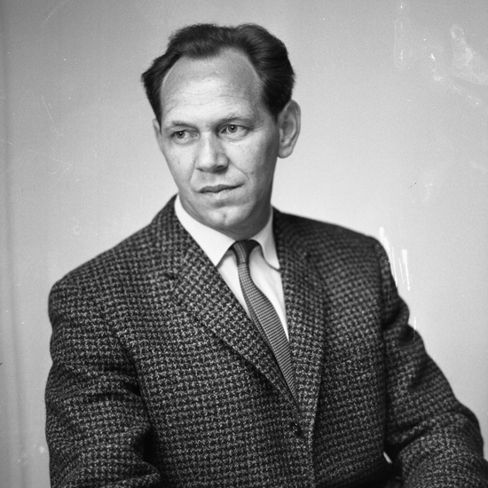 Foto av en man i tweedkavaj och slips.
Bröstbild, halvprofil. Ateljéfoto.
Kan ev. vara: Gustav Bertil Göte Gustavsson (1925-2008), Alvesta. 
Källa: Sveriges Dödbok 1901-2009.
