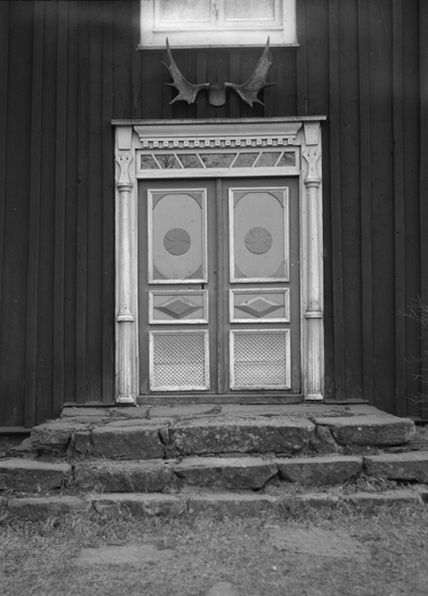 Entrédörren till gästgivaregården i Lugnåsa.