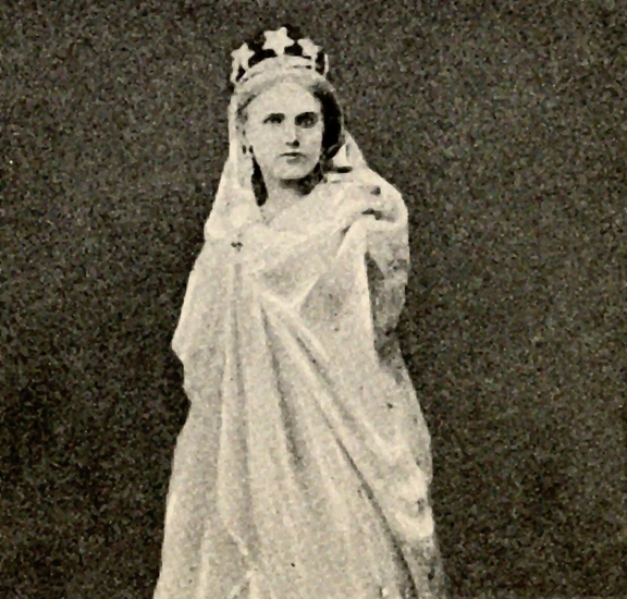 Foto på Christina Nilsson. Hon bär klänning och hon har en 
krona på huvudet.

Rollporträtt som Nattens Drottning i Trollflöjten. (AB).