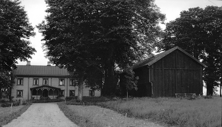 Foto på Dädesjö prästgård med loftbod.