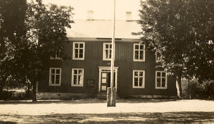 Foto Furuby kommunalhus, framför står en flaggstång.