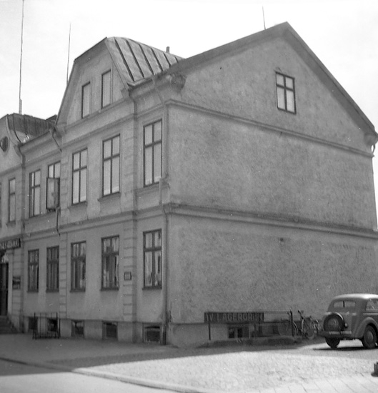 Foto på Smålandsbanken i Värnamo. Byggnadens gavel med en bil utanför.