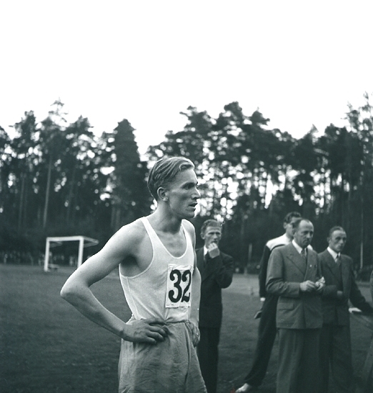 Internationellt på Värendsvallen, 1943. 
Studie av en utländsk (?) idrottsman på Värendsvallen.