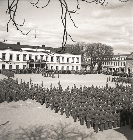 En Krigsmans erinran, 1942.
Hela I 11 har ställt upp sig på Stortorget framför Residenset. Till höger
syns en del av husen längs Kronobergsgatan.