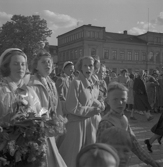 Studenterna andra dagen, 1950.
Studenter och anhöriga m.fl. på Stortorget. I bakgrunden syns en del av
Stadshotellet.

Angående avgångsklasserna 1950 - se "Lärare och Studenter vid Växjö 
Högre Allmänna Läroverk 1850-1950" (1951), s. 193-196, 289.
