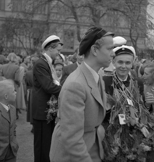Studenterna första dagen, 1952. 
Studenterna gratuleras på skolgården till dåv. Växjö Högre allmänna Läroverk (?).