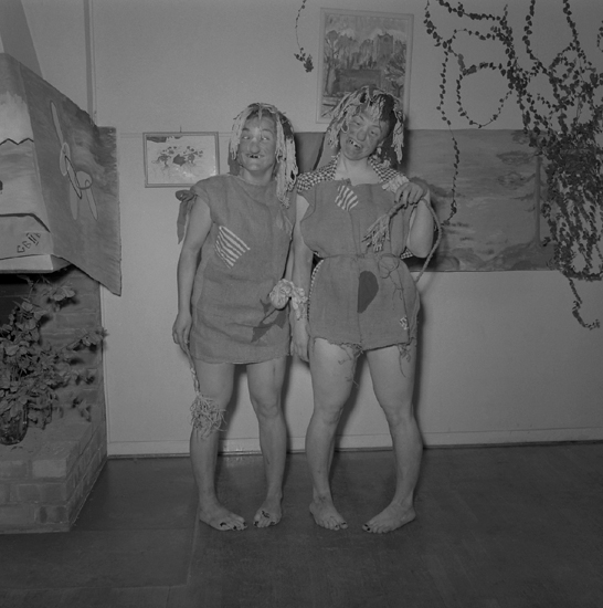 Seminaristernas fest, 1953. 
Två flickor, utklädda till troll.