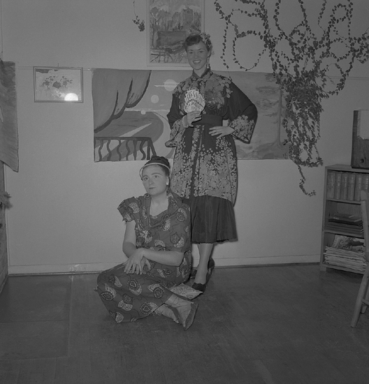 Seminaristernas fest, 1953. 
Två unga kvinnor, utklädda i "kimonor" och solfjädrar m.m.