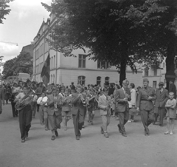 Folkskolornas avslutning 1953. 
Skolklasser med musikkår i täten på väg in mot domkyrkan.