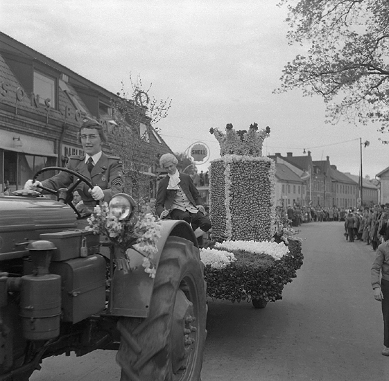 Linnéfestligheterna, 22/5-23/5 1957. 
Blomstertåget, 22 maj 1957. Parad med blomstervagnar m.m. på Storgatan, vid nuv. Oxtorget. I bakgrunden skymtar några av husen längs Storgatan.