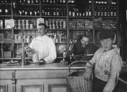 Kjøpmann bak disken i butikk