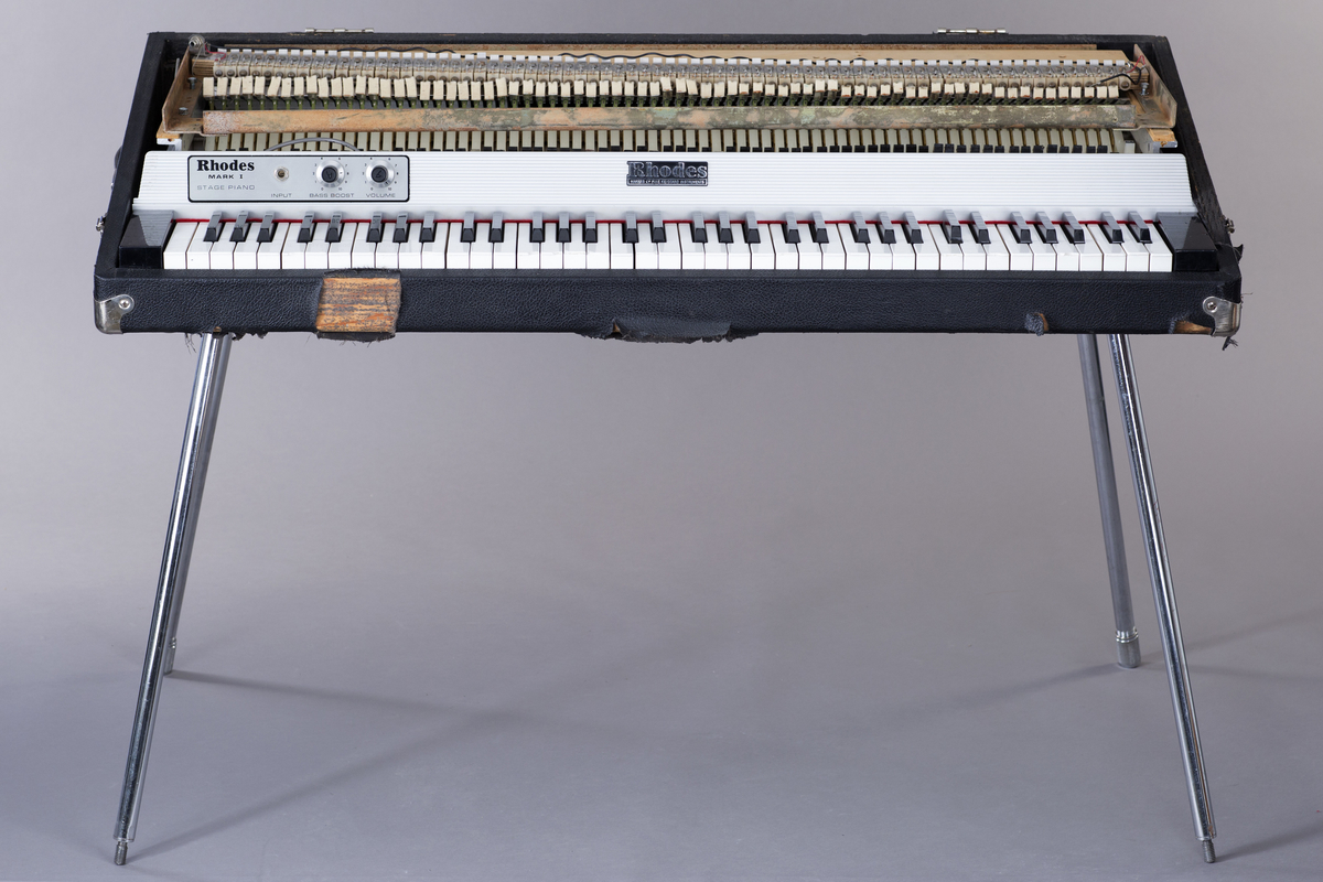 Elektrisk piano med 73 tangenter. Input, kontroller for volum og bass boost.