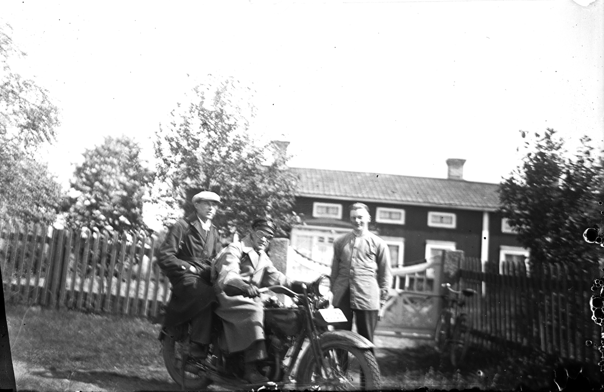 Män med motorcykel, en Harley Davidson från 1920-talet.