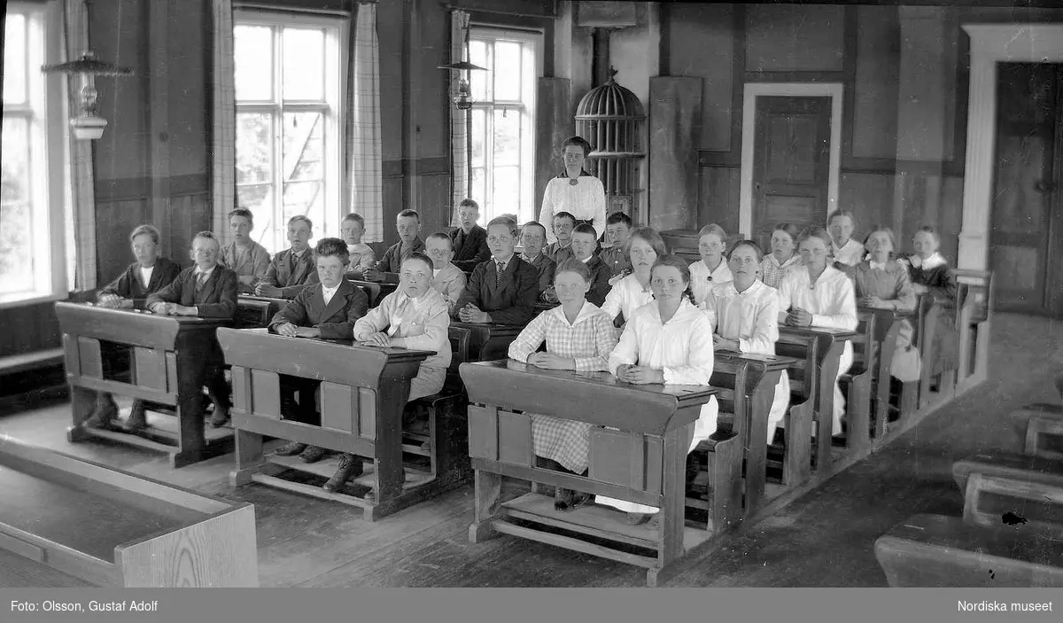 Foto av en klass i klassrummet, från  1920-talet.