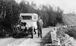 Parti fra veien Os st. - Sæther. Mann ved siden av buss Os-N