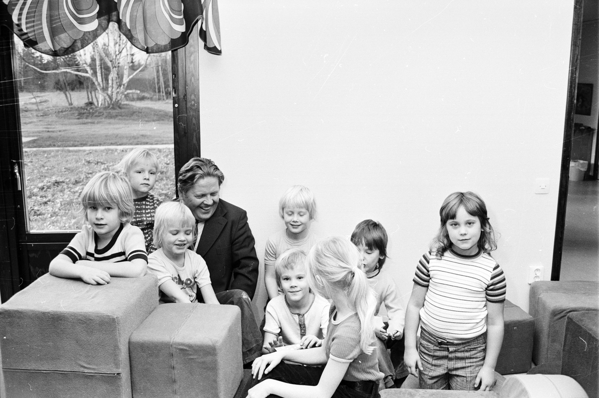 Kommunalrådet Nils Jansson och barn vid invigningen av det nya daghemmet