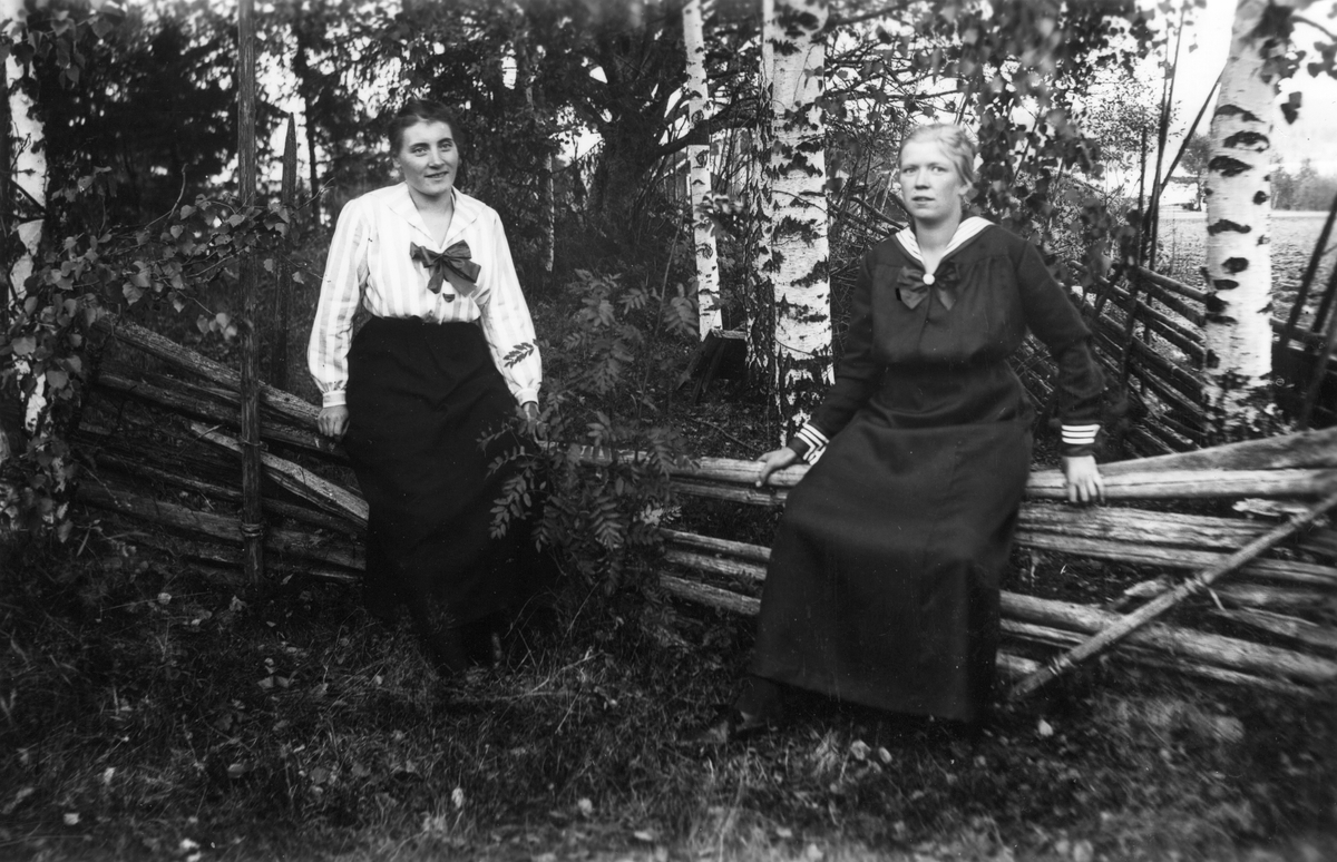 Till vänster Gerda Klahr (gift Fager) och till höger Ingeborg Svensson (från Sörombergen, gift med Halvarsson i Freluga).