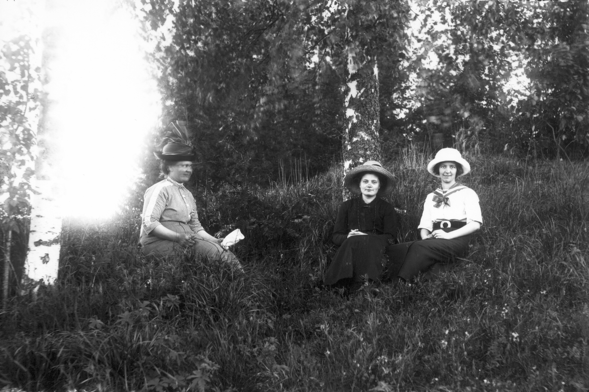 Från vänster fröken Gudiths, folkskolläraren Ester Wennman och småskollärarinnan Ester Nord. De bodde i lärarbostäderna vid Voxsätters skola.