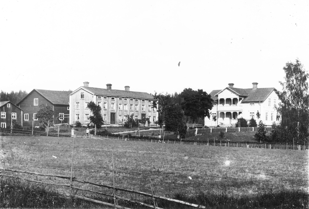 "Brodins", Knisselbo, (Grete och Thord Olsson?). Huset hade 37 fönster, varav 1 fönster fanns på baksidan och 5 fönster på varje gavel samt resten på framsidan. Denna gård samt ladugården brann 1946.