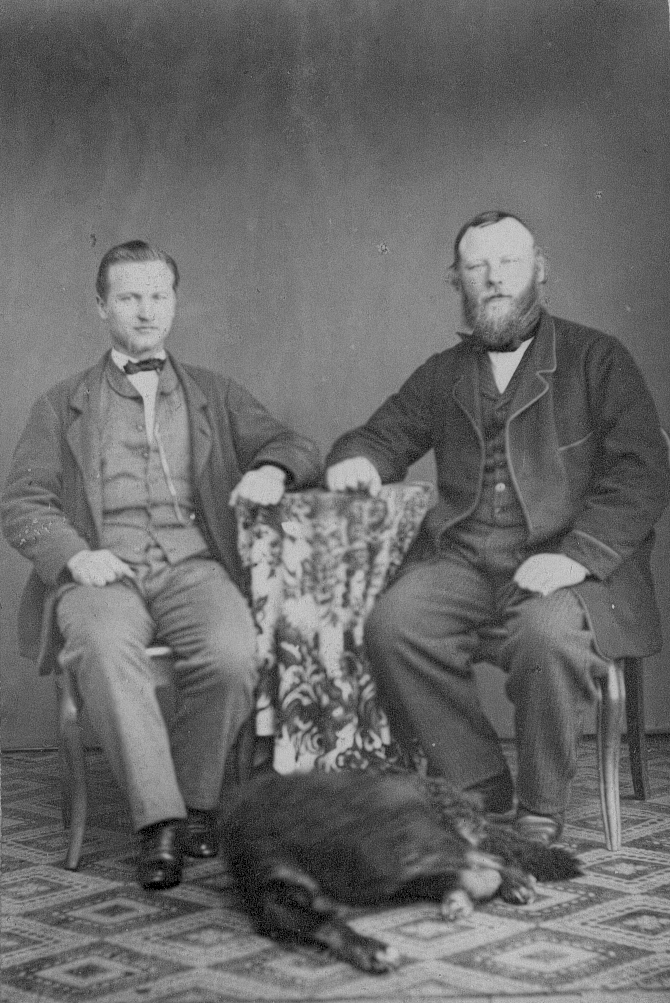Stadtsbyggmästare Gustav Napoleon Runer och ytterligare en man med hund.