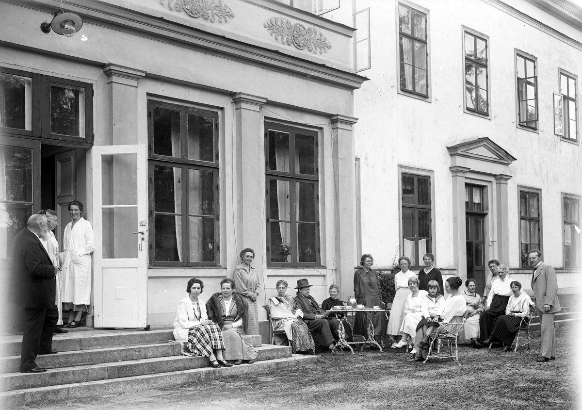Gysinge Herrgård
Järnbruket fick läggas ned i slutet av 1800-talet och 1905 upphörde även smidet på Gysinge bruk.
Från början av 1920-talet och fram till mitten av 1950-talet drevs Gysinge Herrgård som pensionat och hälsohem.
