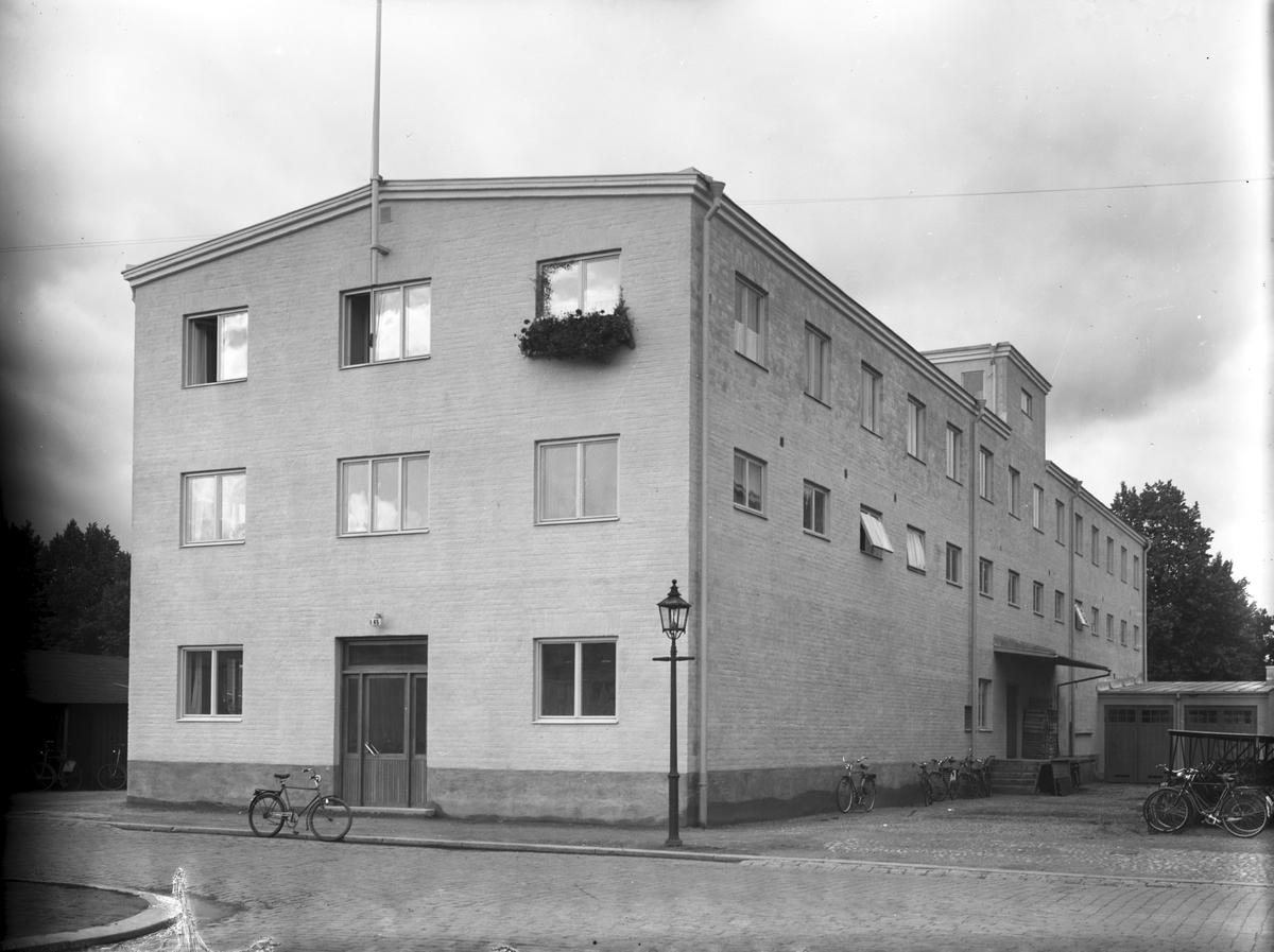J. E. Ohlséns Enke AB. Trädgårdscentralen. Fröhandel på Drottninggatan 45, Gävle. Den 8 september 1944

Enligt adresskalendern år 1930 fanns även en handel på Norra Slottsgatan 8.