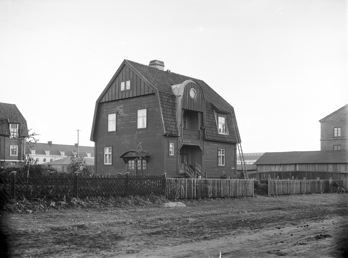Södra Villastaden, även kallat "Lilla Tierp" eller järnvägsvillorna, mellan Södra Kopparslagargatan och Muréngatan. Huset på bilden har adressen Fleminggatan 34. Till vänster i bakgrunden skymtar husen i området Albion.