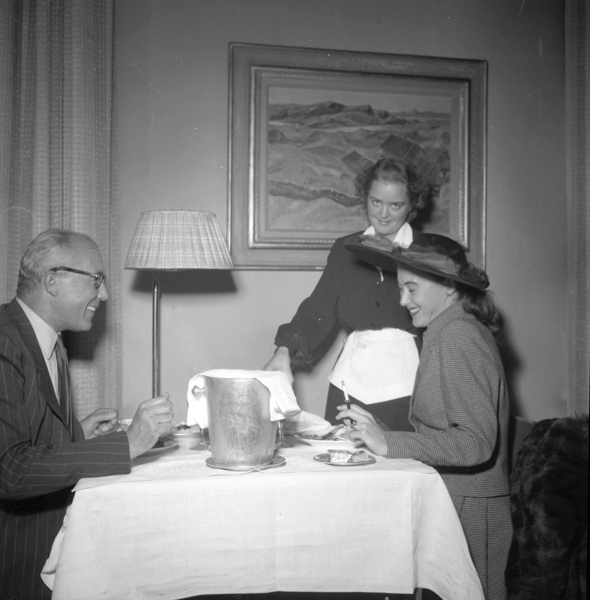 Herr Ivar Åberg fotograferad på hotell Baltic med fröken Ann Slott. 25 september 1950.



