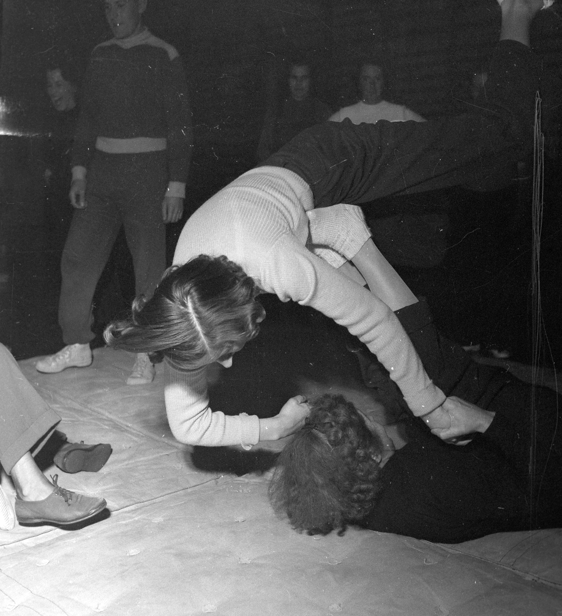 Jiu - Jitsu, tränas av kvinnliga bilkåren på Söderskolans
gymnastiksal. 8 oktober 1951.
