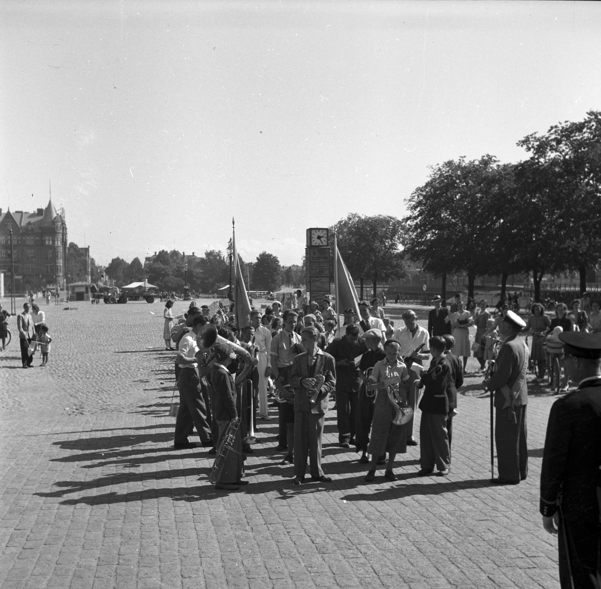 Gävleutställnigen 1946 vid Gävletravet. Orkestern gör sig redo att gå till utställningen

