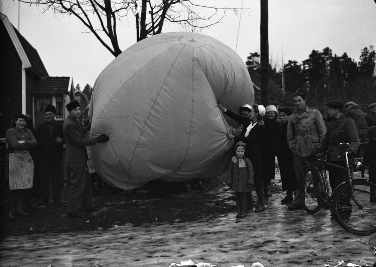 Ballong i  Bomhus, den 30 November 1941.
Ur notis från Gefle Dagblad 29 nov 1941:
"Brittisk ballong togs i Bomhus. En ballong, omkring fyra meter i genomskärning, tillverkad av gult råsiden, landade igår i Nyvall, Bomhus. Under den var fästad en mindre skärm med ett 100-tal flygblad på holländska, daterade 25 okt. 1941. Ballongen var av brittiskt ursprung."