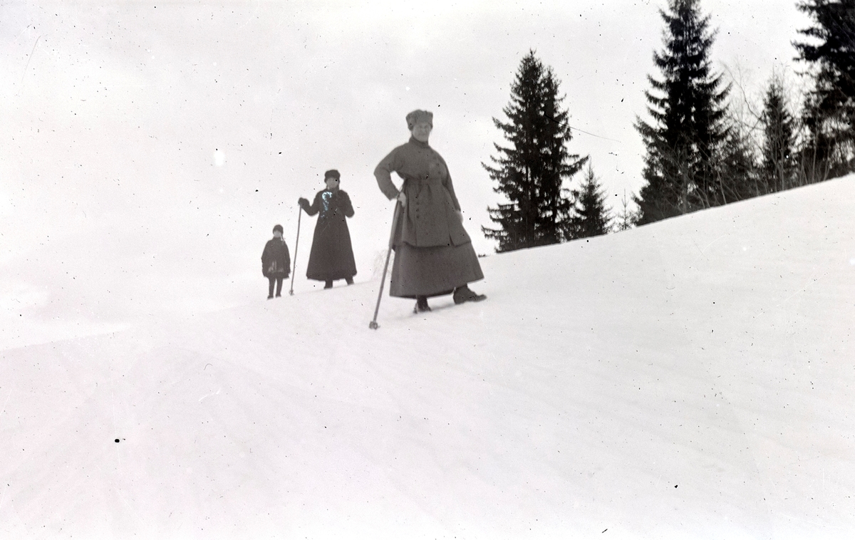 Fra høyre: Aagot Johannesssen,Lovise Johannessen, og Lumi Johannessen ...