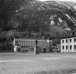 Rjukan Torg med Sam Eyde statuen og Såheim Kraftstasjon.