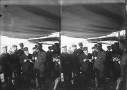 stero Wellman skriver sit Navn for Turisterne