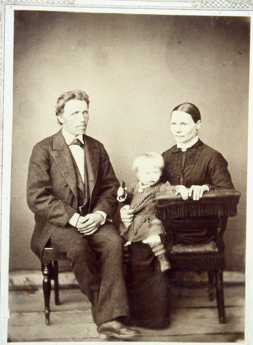 Kristoffer og Marit Olsen med datteren Theodora.