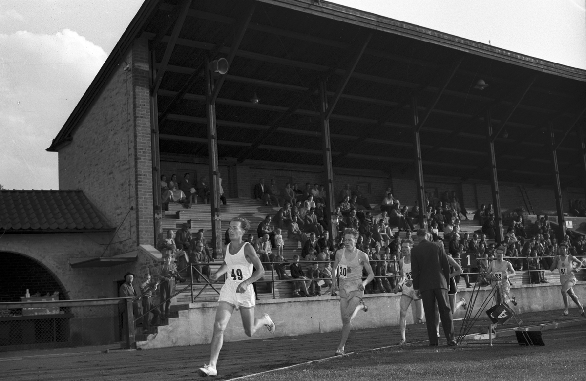 Distriktsmästerskap, allmän idrott på Strömvallen.          2 juli 1953.
