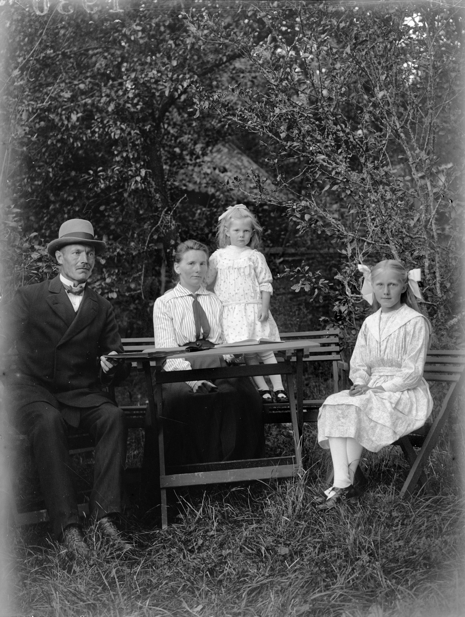 "Familjen Johanson i Kärvskog", Torstuna socken, Uppland 1920