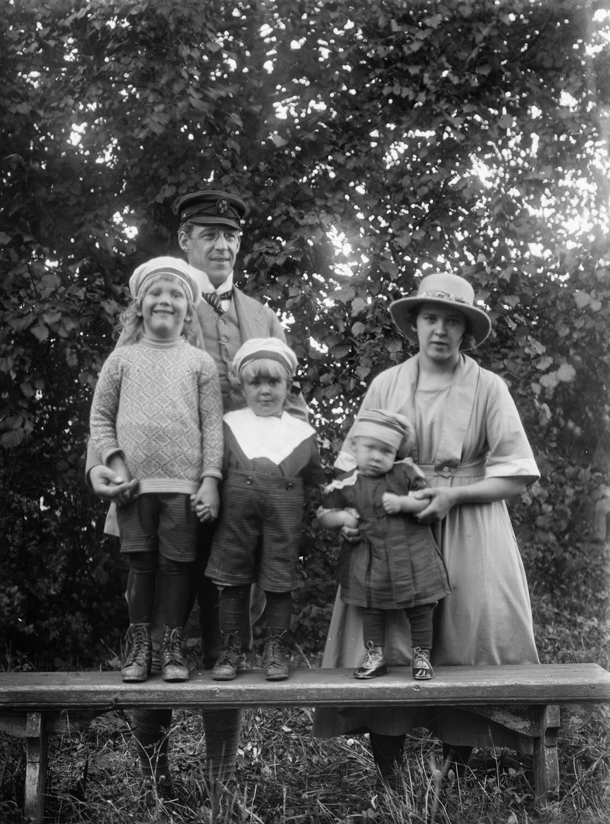 "Familjen Norrby i trädgården vid Torstunaby", Torstuna socken, Uppland 1920
