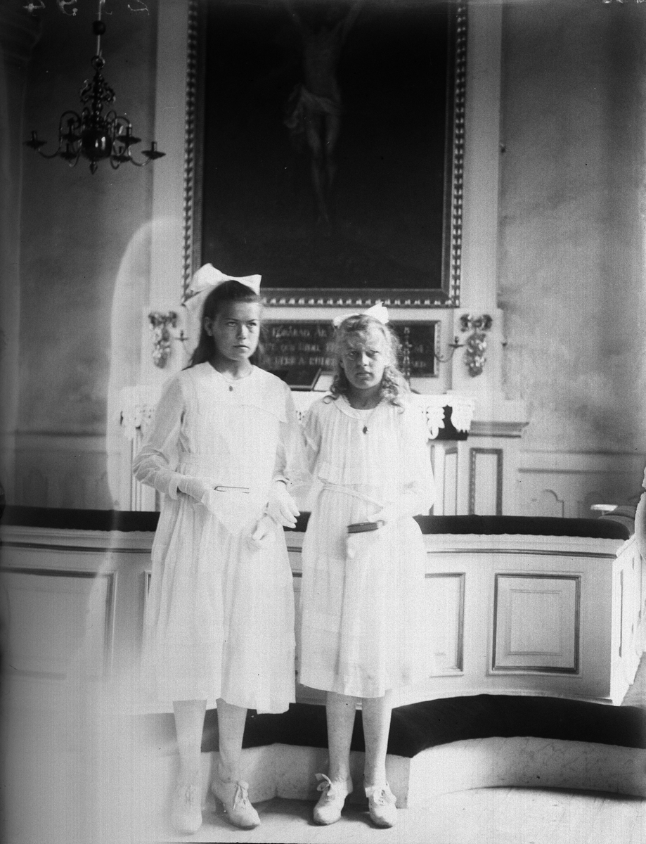 Gunhild Ström, Fjärdhundra och Ester Anderson Västervad - konfirmationsporträtt i Simtuna kyrka, Uppland 1921