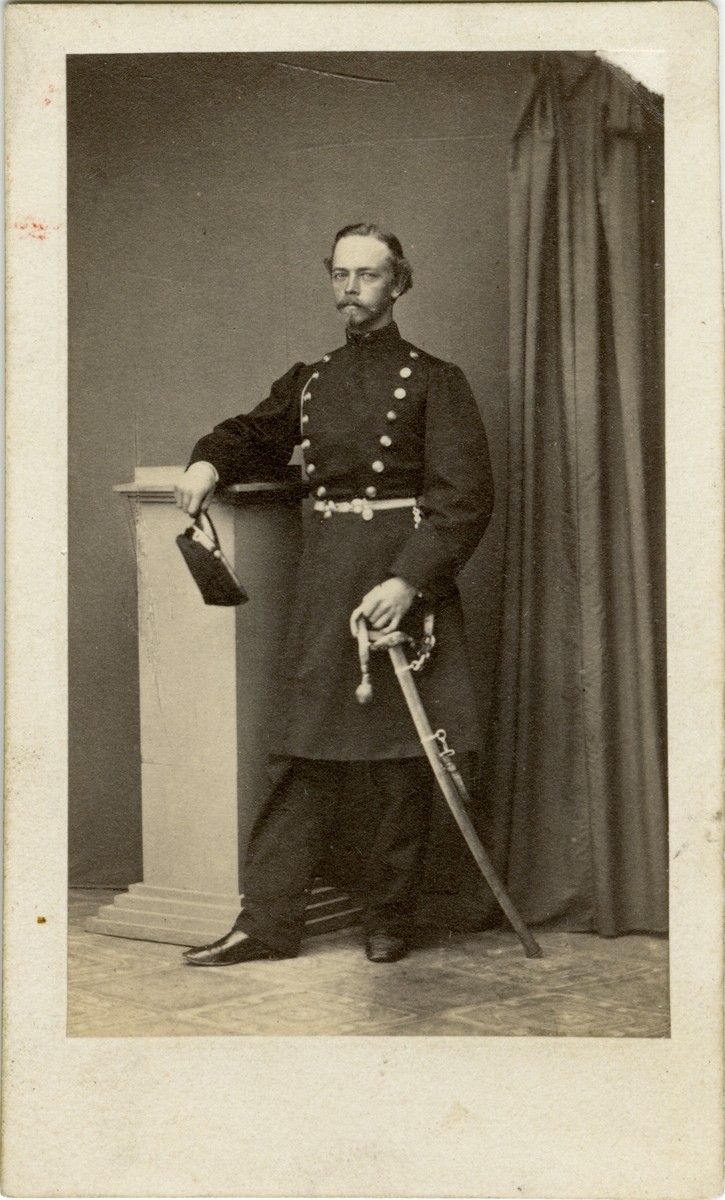 Porträtt av Anton Engelbrecht Ström, underlöjtnant vid Dalregementet I 13.
Se även AMA.0008691.
