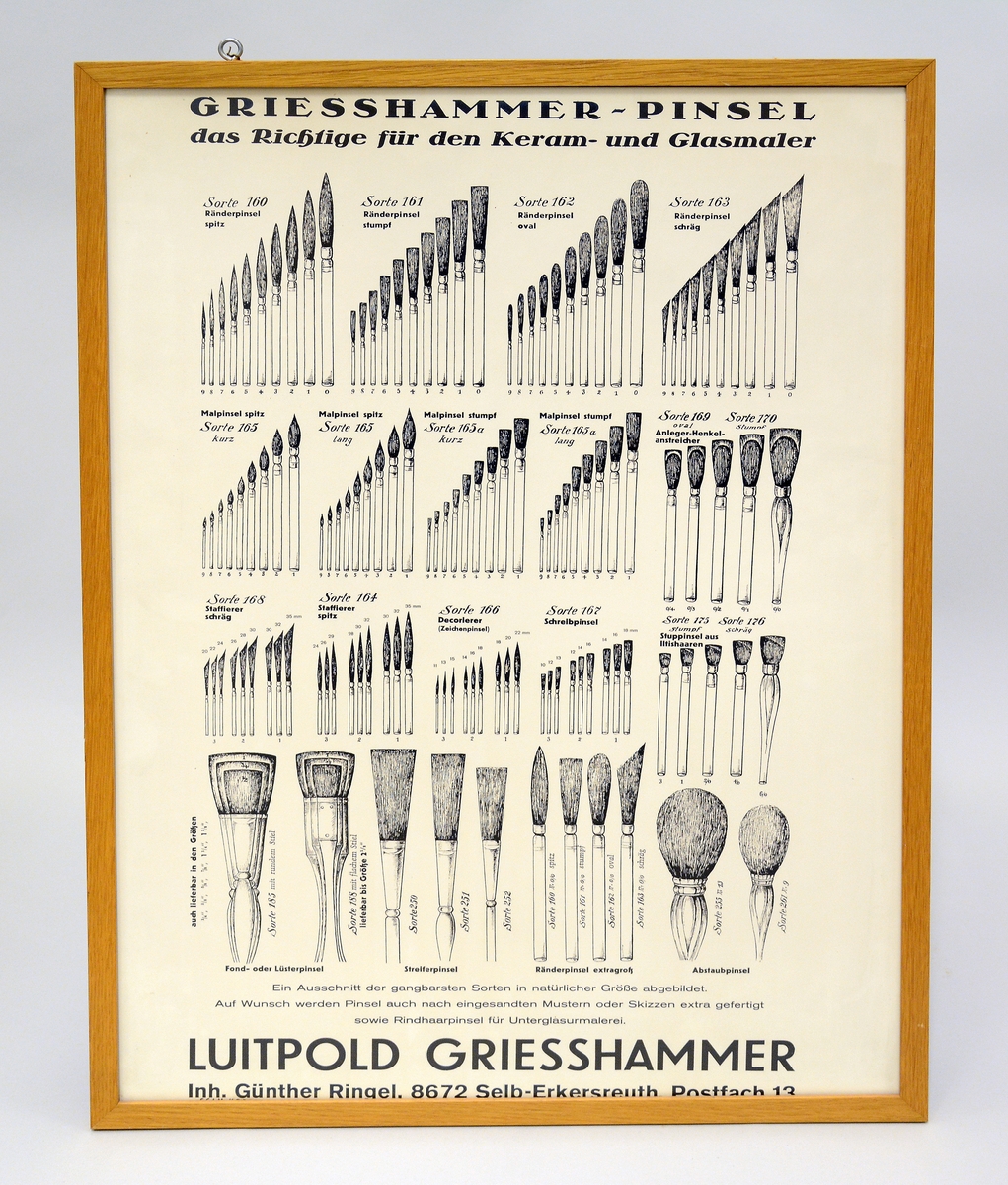 Innrammet plakat av pensler til porselensdekorasjon fra det tyske firmaet Griesshammer. Fra dekoravdelingen ved PP.