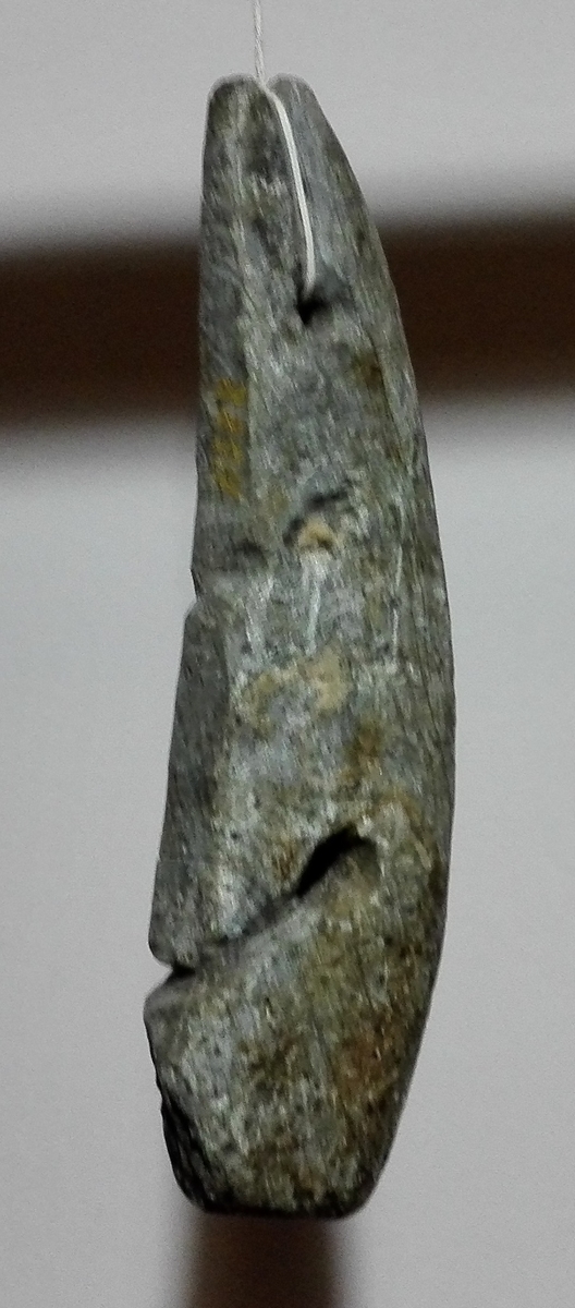 1 notsten.

Notsten av klæbersten av vanlig gammel type.
Fundet i Lærdalsfjorden.

Gave fra kobbersmed P. Mathiesen, Lærdal,