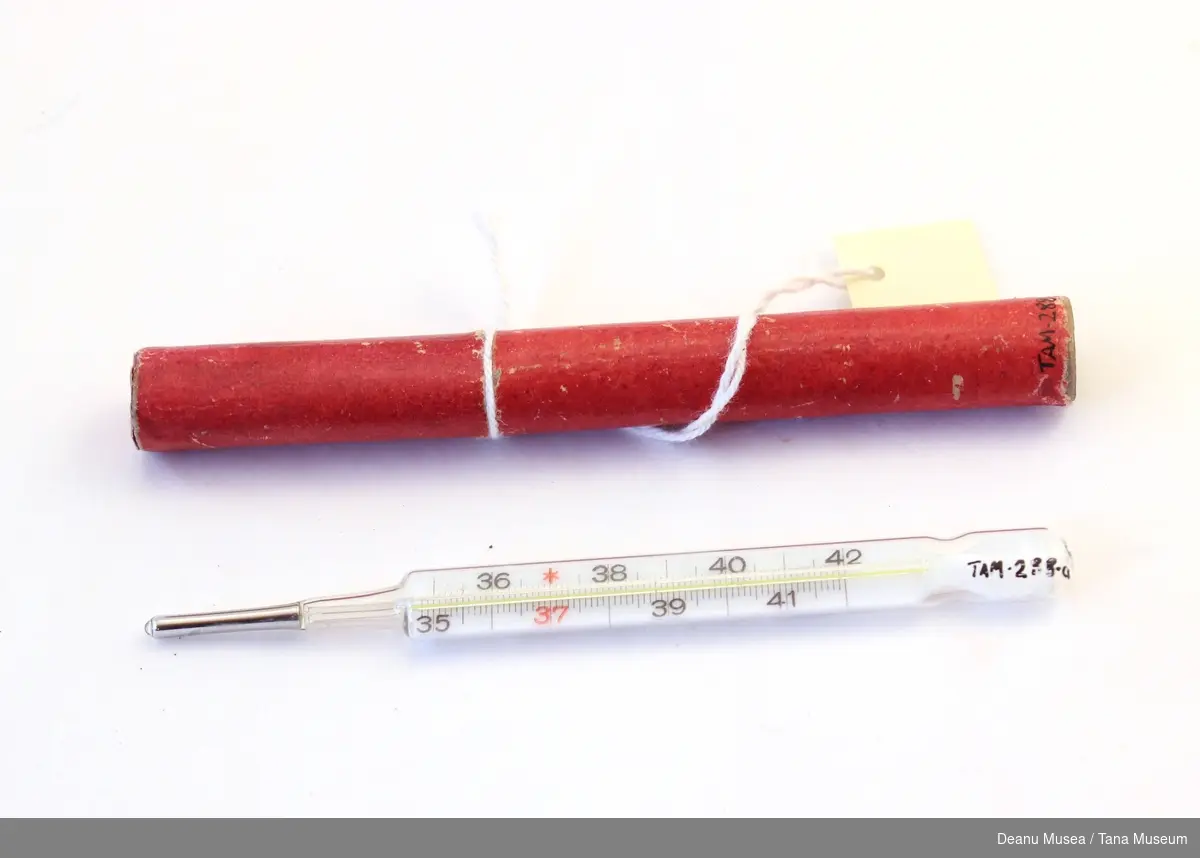 Termometer i en rød pappbeholder.
