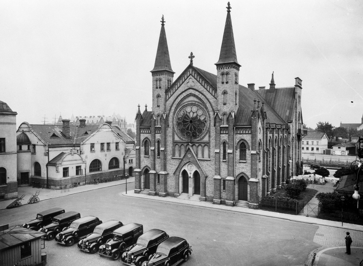 Centralplan med Sjömanskyrkan och Taxistation, troligen 1936. Utanför står bl.a. tre nya Dodgar.