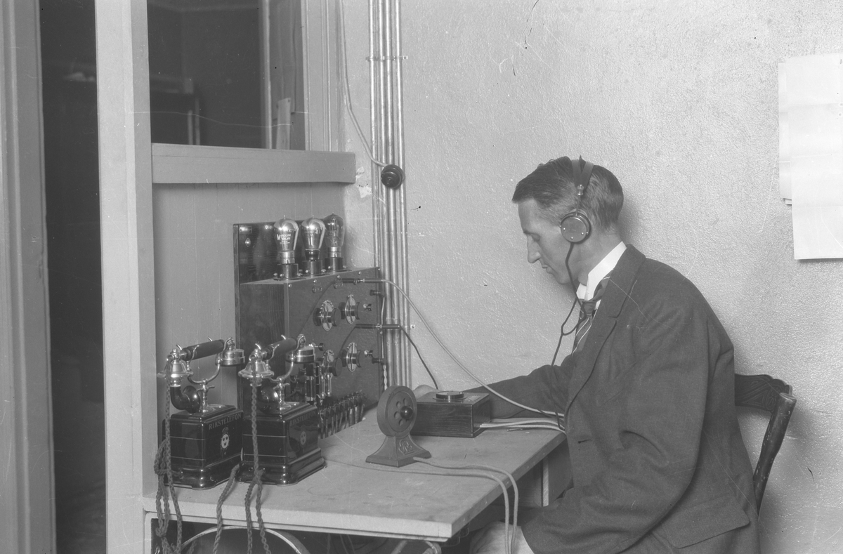 Radioutsändningen den 17 maj 1941, övervakas av Sven Bernholm.
