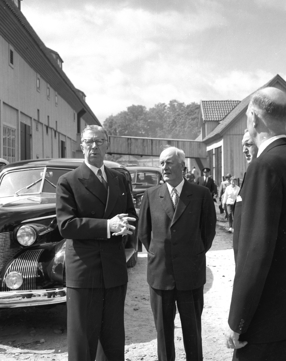 Kung Gustav VI Adolf  på besök i Kungsgården i början av 1950-talet.