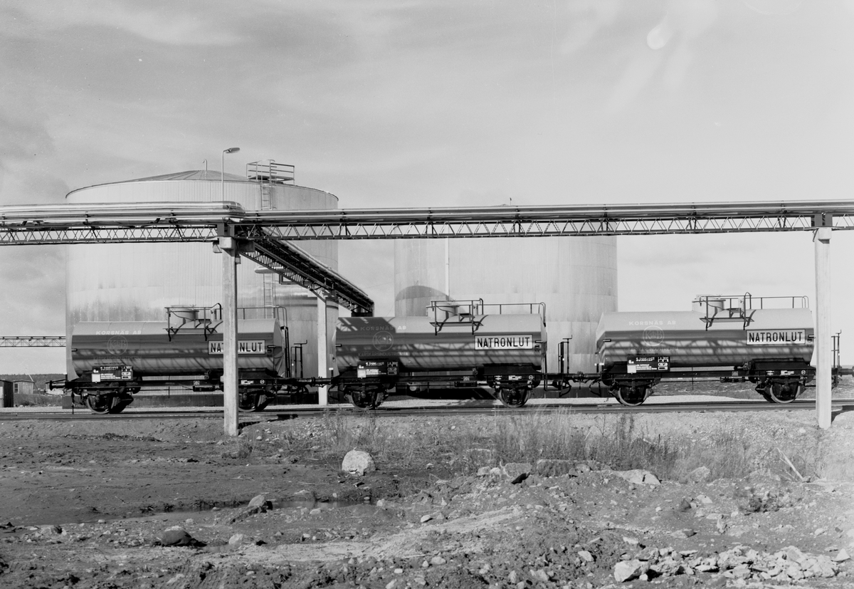 Järnvägsvagnar med natronlut. Klorfabriken. Korsnäs AB. Den 5 oktober 1957
